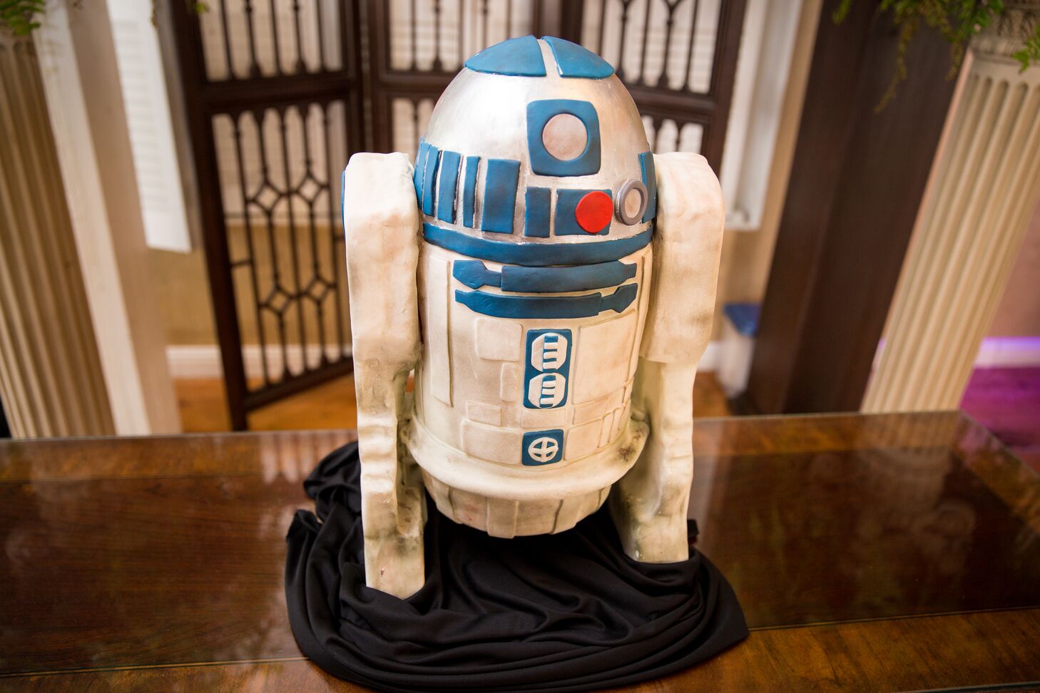 Sculpted R2-D2 wedding cake